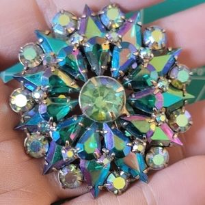 Green ab JULIANA? UNCONFIRMED ROUND MULTI FACETED STUNNING BROOCH